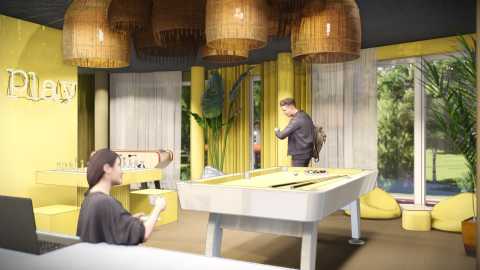 Zwei Personen in hellem Freizeitraum mit Billardtisch und Schaukasten.