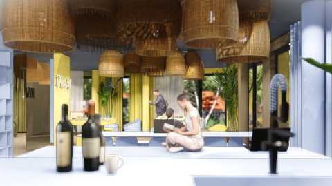 Frau liest Buch auf Sofa, Mann im Hintergrund, moderne Küche, viele Lampen.