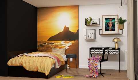 Modernes Schlafzimmer mit Sonnenuntergangsbild, Schreibtisch und bunten Details.