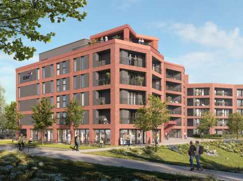 Modernes rotes Wohngebäude mit Balkonen, Bäumen und Menschen im Grünen.