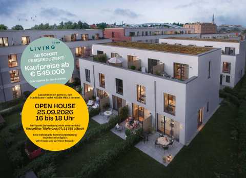 Moderne weiße Stadthäuser mit begrünten Dächern und Terrassen im Abendlicht.