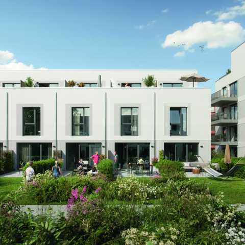 Moderne Reihenhäuser mit Garten, Menschen entspannen draußen bei sonnigem Wetter.