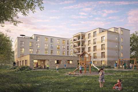 Mehrstöckiges Wohnhaus mit Spielplatz davor, Kinder spielen auf dem Rasen.