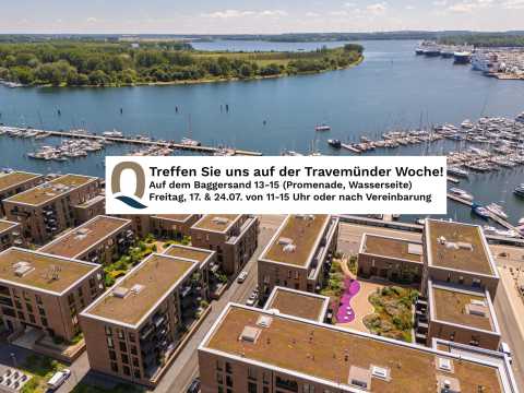 Blick auf moderne Gebäude am Wasser, Werbebanner zur Travemünder Woche.