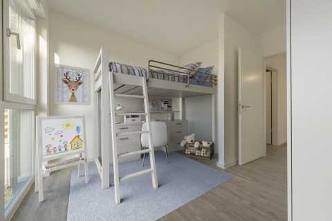 Helles Kinderzimmer mit Hochbett, Schreibtisch, Teppich und Spielzeug.