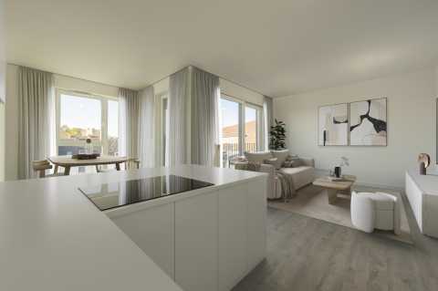 Helles, modernes Wohnzimmer mit Küche, Esstisch, Sofa und großen Fenstern.