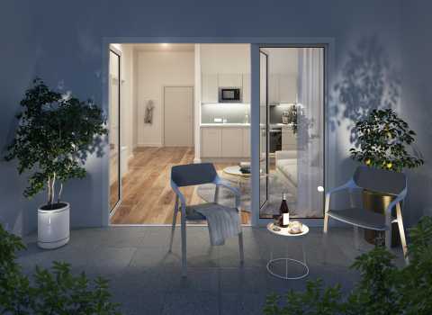 Zwei Stühle und ein Tisch auf Balkon, Blick in moderne, helle Wohnung.